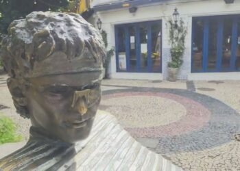 Estátua do cantor Cazuza tem o óculos furtado no Leblon, Zona Sul do Rio
