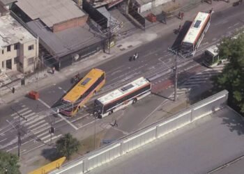 Ônibus atravessados ​​são usados ​​como barricados na Zona Norte do Rio