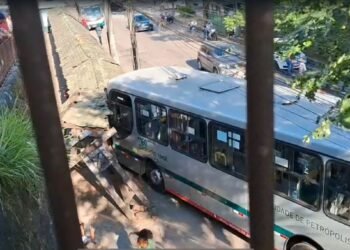 VÍDEO: Ônibus derruba ponto e mulher fica ferida na Rua Benjamin Constant