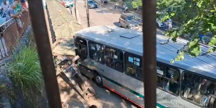 VÍDEO: Ônibus derruba ponto e mulher fica ferida na Rua Benjamin Constant