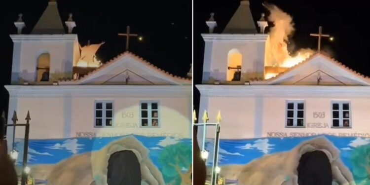 Cenário se solta durante a encenação da ‘Paixão de Cristo’ e assusta o público em Arraial do Cabo Cenário se solta durante a encenação da ‘Paixão de Cristo’ e assusta o público em Arraial do Cabo