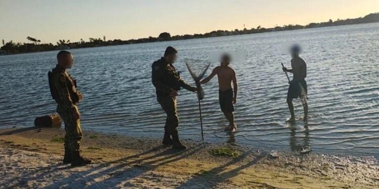 Fiscalização apreende redes de pesca irregulares na Lagoa de Araruama