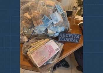 Agentes encontraram cerca de R$ 2 milhões em dinheiro dentro de piano na casa de auditora fiscal