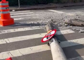 Impasse por Poste Caído Interdita Rua em Juiz de Fora por Quase 24 Horas