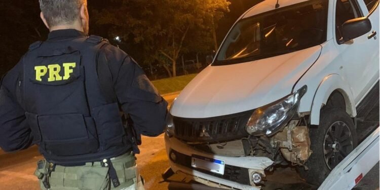 Caminhonete furtada no RJ é recuperada após perseguição na BR-101