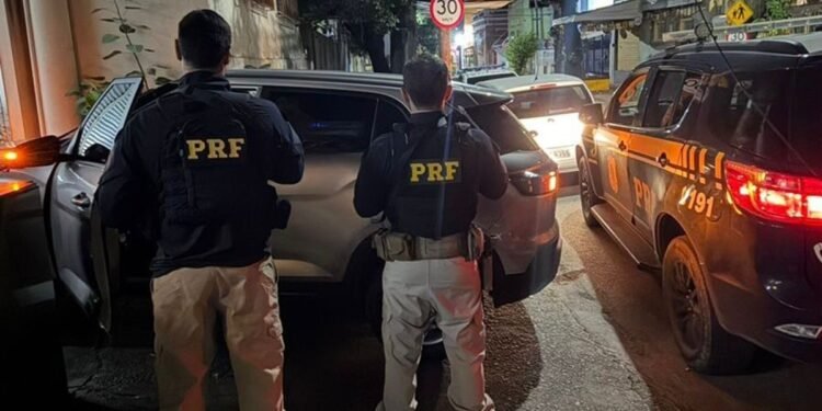 Dupla é presa na BR-101 a caminho de assalto planejado à casa de câmbio em Cabo Frio