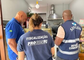Procon flagra alimentos vencidos e irregularidades na Região dos Lagos