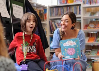 Menino de 7 anos lança livro sobre cotidiano lidando com autismo e TDAH no Rio