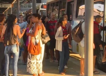 Passageiros relatam ônibus cheios e demora nas linhas 160 e 162