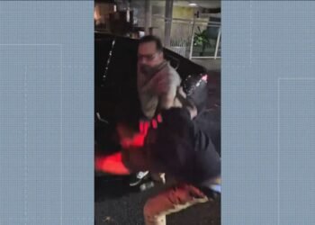 Vídeo mostra o driver do aplicativo sendo agredido; passageiro diz ter sido