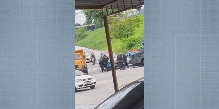 Operação da PM no Complexo do Salgueiro tem 2 mortos; policiais e moradores são baleados Operação da PM no Complexo do Salgueiro tem 2 mortos; policiais e moradores são baleados