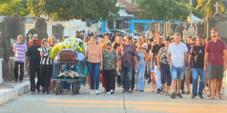 Parentes e amigos se despedem de empresário morto por PMs em abordagem na Pavuna, no Rio