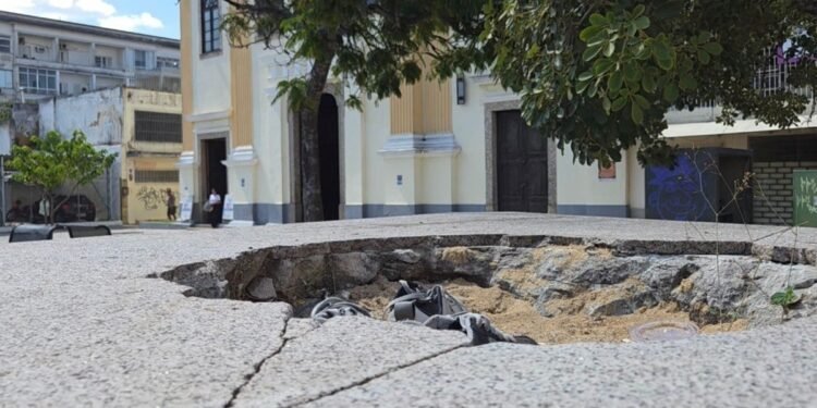 Estátua de Tiradentes segue fora de praça dois anos após vandalismo em Campos
