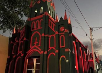 A igreja luciferiana que chama atenção com castelo e estátuas às margens da rodovia enquanto tenta obter alvará no RJ