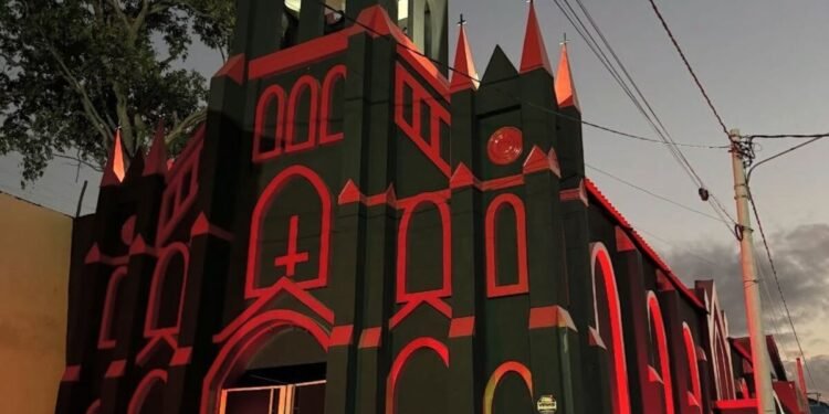A igreja luciferiana que chama atenção com castelo e estátuas às margens da rodovia enquanto tenta obter alvará no RJ