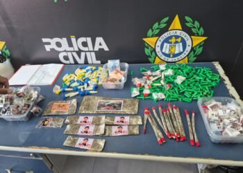 Dois jovens são presos e três adolescentes apreendidos por tráfico de drogas, em Angra dos Reis