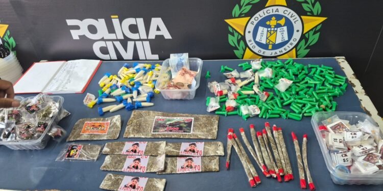 Dois jovens são presos e três adolescentes apreendidos por tráfico de drogas, em Angra dos Reis