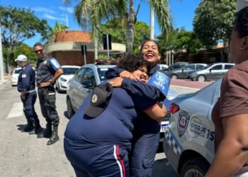 Estudante com deficiência comemora aniversário intelectual em viatura da Ronda Escola de Arraial