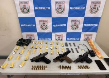 Dupla é presa com armas e drogas em Volta Redonda