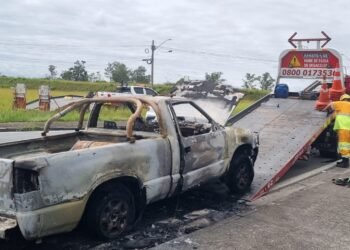 Carro pega fogo e interdita trecho na Via Dutra, em Itatiaia