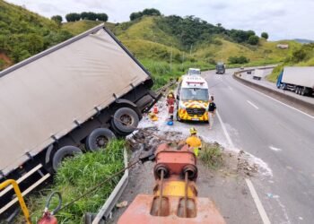 Acidente entre dois caminhões mata pessoa e deixa outra ferida na Via Dutra, em Barra Mansa