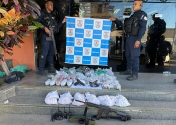 Polícia Militar apreende réplica de fuzil e prende quatro homens na comunidade de Maricá