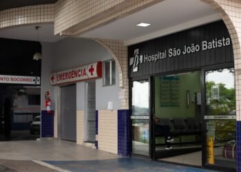 Acidente entre moto e carro deixa homem ferido em Volta Redonda