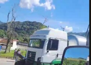 Acidente entre caminhão-tanque e carro mata homem na BR-101, em Angra dos Reis