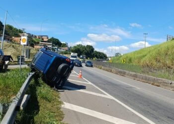 Motorista perde controle de carro e capota na Via Dutra, em Barra Mansa