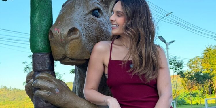 Jornalista turca viraliza ao mostrar rotina no interior do RJ