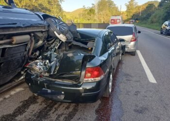 Engavetamento entre carros e carreta interdita trecho da Serra das Araras, em Piraí
