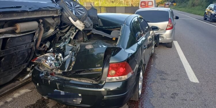 Engavetamento entre carros e carreta interdita trecho da Serra das Araras, em Piraí