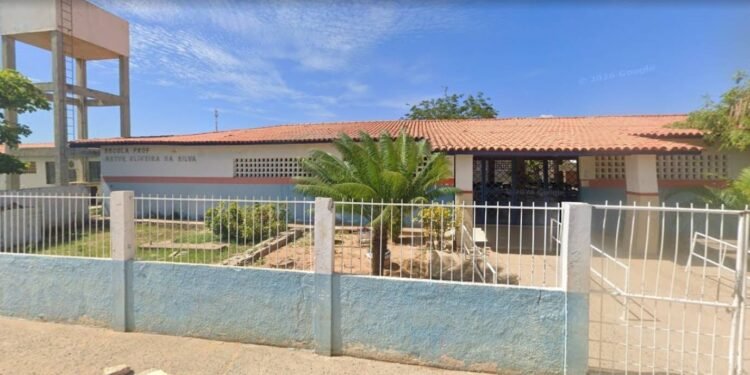 Professor afastado após tirar roupa e ficar em sala de aula na Bahia já apresenta comportamentos ‘inadequados’, relata aluna