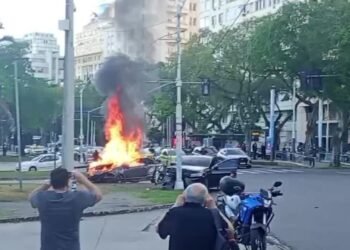 Carro pega fogo após investigações no Centro do Rio; duas vítimas são levadas ao Souza Aguiar