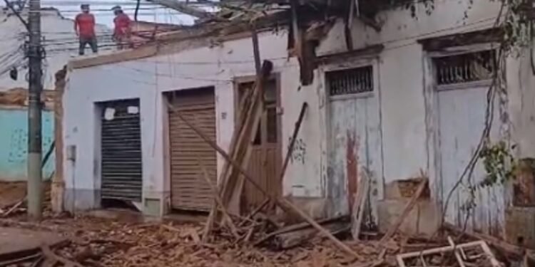 VÍDEO: Fachada de casamento antigo desaba em Paraíba do Sul VÍDEO: Fachada de casamento antigo desaba em Paraíba do Sul