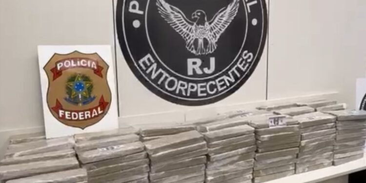 PF prende motorista com 305 kg de maconha em caminhão em Barra do Piraí PF prende motorista com 305 kg de maconha em caminhão em Barra do Piraí