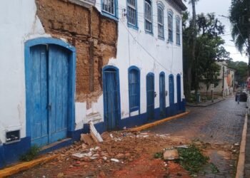 Parte de casarão centenário desaba e interdita rua no Centro de Resende