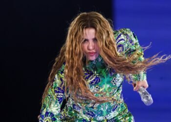FOTOS: Shakira agita milhares de pessoas em megashow na Praia de Copacabana