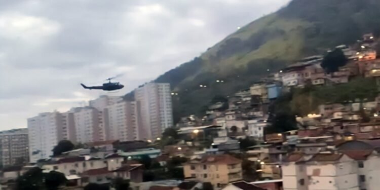 Polícia Civil faz operação contra o Comando Vermelho no Complexo do Lins Polícia Civil faz operação contra o Comando Vermelho no Complexo do Lins