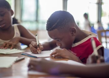 Letra cursiva ativa redes neurais únicas e é insubstituível na alfabetização