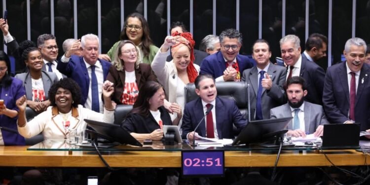 Câmara dos Deputados Aprova Fim da Escala 6×1, Reduzindo Jornada para 40 Horas Semanais Câmara dos Deputados Aprova Fim da Escala 6×1, Reduzindo Jornada para 40 Horas Semanais