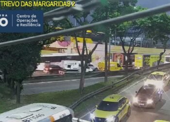 Dois tráfegos batem na Avenida Brasil; acidente causa reflexos no trânsito