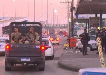 Operação na Maré afeta 41 escolas municipais; polícia cumpre mandatos na Nova Holanda