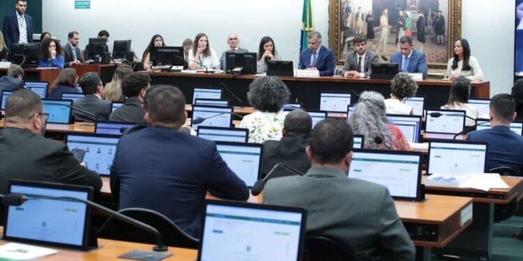 CCJ da Câmara adia análise de PEC sobre redução da maioridade penal para 16 anos CCJ da Câmara adia análise de PEC sobre redução da maioridade penal para 16 anos