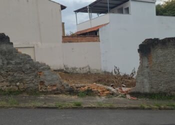 Caminhão perde controle e bate contra muro em Resende