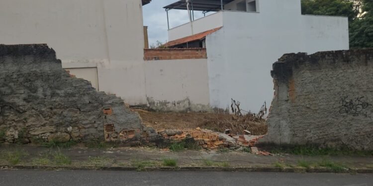 Caminhão perde controle e bate contra muro em Resende Caminhão perde controle e bate contra muro em Resende