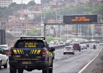 Motociclista morre em acidente com caminhão na BR-324