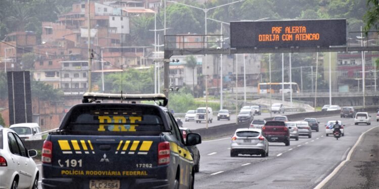 Motociclista morre em acidente com caminhão na BR-324
