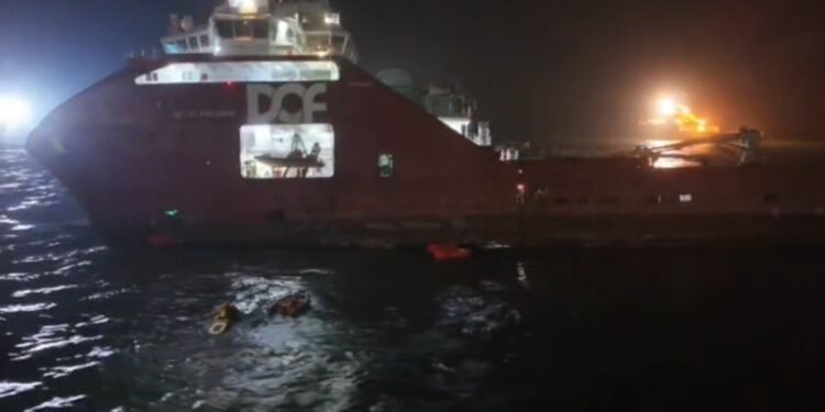 Embarcação com 29 trabalhadores encalhados após ocorrência no mar Macaé Embarcação com 29 trabalhadores encalhados após ocorrência no mar Macaé