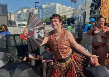 Fãs recriam looks icônicos de Shakira e colorem Copacabana